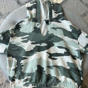 Cropped camo sweatshirt